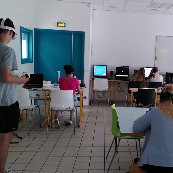 élèves en train de faire le jeu