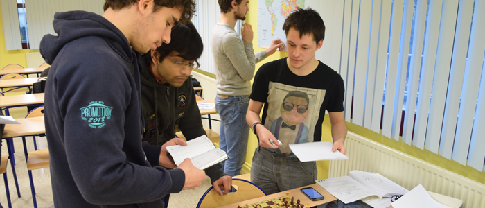 Image représentant des étudiants pendant l'escape game