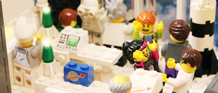 Personnages LEGO heureux