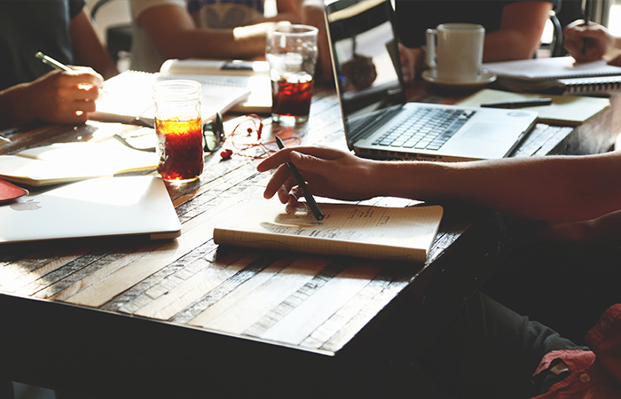 photo d'un groupe de personnes travaillant
