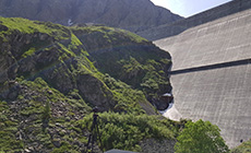 photo d'une caméra 360 devant le barrage de la Grande Dixence